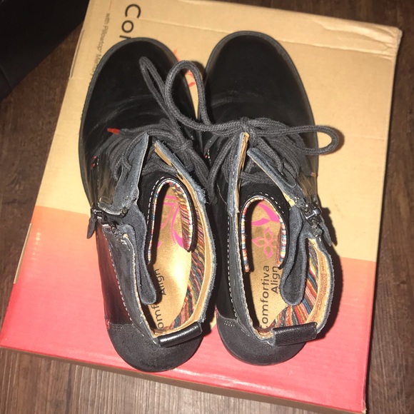 EUC Lace-Up Boots - Picture 5 of 7